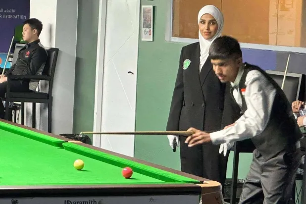 نجلاء خلال إدارتها إحدى المواجهات في البطولة الآسيوية بالرياض (الشرق الأوسط)