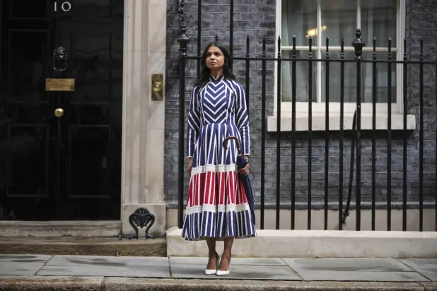 أكشاتا ميرتي تستمتع إلى زوجها وهو يلقي خطاب الوداع خارج 10 داونينغ ستريت (أ.ب)