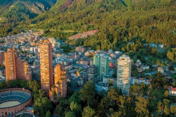 منظر لساحة بوغوتا وجبال الأنديز في الخلف (الشرق الأوسط)