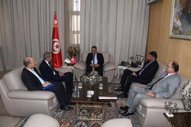 جلسة عمل أمنية تونسية جزائرية في مقر وزارة الداخلية التونسية (من موقع وزارة الداخلية التونسية)