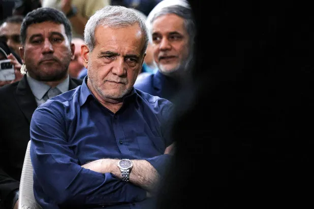 بزشكيان خلال لحظة تأمل في ضريح المرشد الإيراني الأول جنوب طهران على هامش خطابه بعد فوزه بالرئاسة أمس (أ.ف.ب)