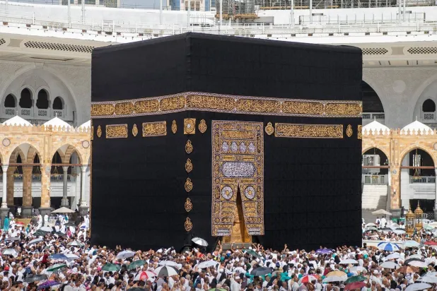 الثوب الأغلى في العالم بحلته الجديدة يكسو الكعبة المشرفة في المسجد الحرام بمكة المكرمة (هيئة العناية بشؤون الحرمين)