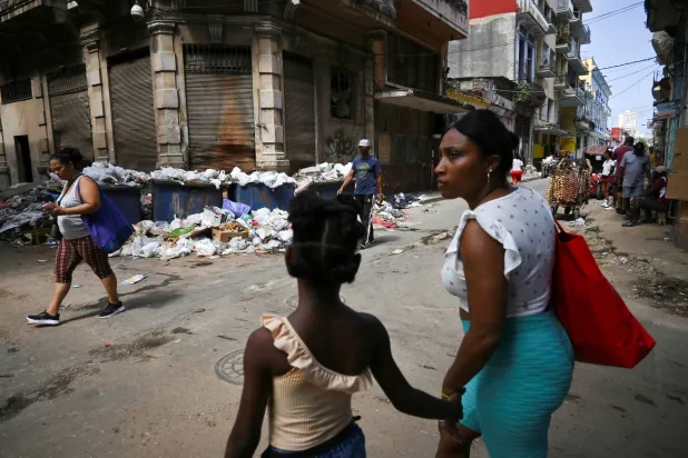 أحد شوارع العاصمة الكوبية هافانا (رويترز)