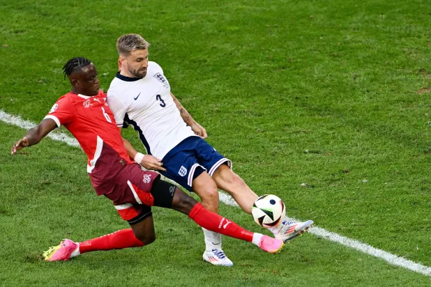 لوك شو مدافع انجلترا يستخلص الكرة أمام دينيس زكريا مهاجم سويسرا (أ.ف.ب)