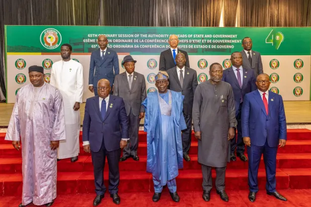 الجماعة الاقتصادية لدول غرب أفريقيا «إكواس» في قمتها أمس الأحد بأبوجا (إ.ب.أ)