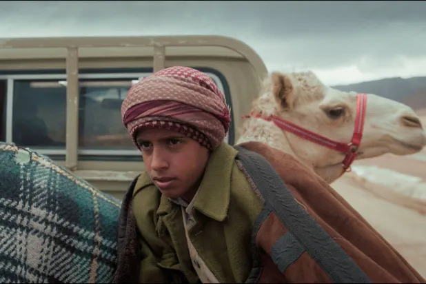 الطفل السعودي عمر العطوي بدور «مطر» في فيلم «هجّان» (الشرق الأوسط)