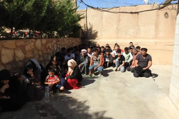 موقوفون سوريون لدى الجيش اللبناني ضمن الموجة الأخيرة من النازحين إلى لبنان (الشرق الأوسط)