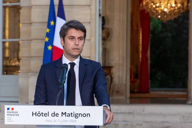 رئيس الوزراء الفرنسي غابريال أتال يتحدث لوسائل الإعلام بعد إعلان نتائج الجولة الثانية من الانتخابات التشريعية في فندق ماتينيون في باريس أمس (إ.ب.أ)