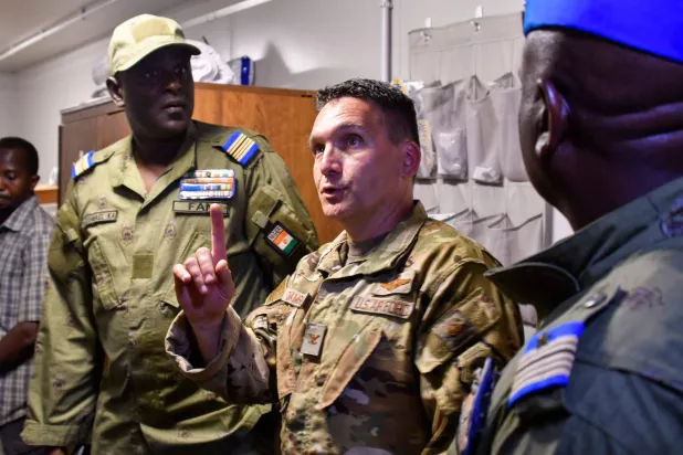 جندي أميركي يشرح لضباط نيجريين عن إحدى منشآت الجيش الأميركي التي ستسلم إلى جيش النيجر بـ«القاعدة الجوية 101» في نيامي يوم 7 يونيو 2024 (أ.ف.ب)