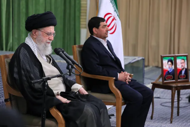 صورة نشرها موقع المرشد الإيراني علي خامنئي من لقائه مع أعضاء حكومة الرئيس الراحل إبراهيم رئيسي أمس