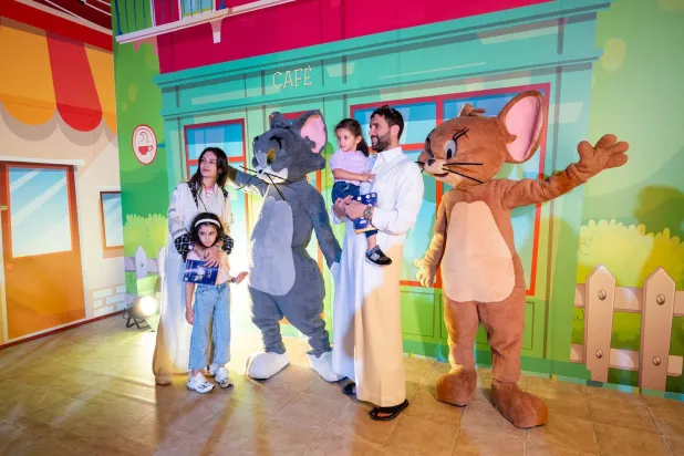 زوار يلتقطون صوراً تذكارية مع أشهر الشخصيات الكرتونية في العالم التي تضمها المنطقة الترفيهية تحت سقف واحد (الشرق الأوسط)