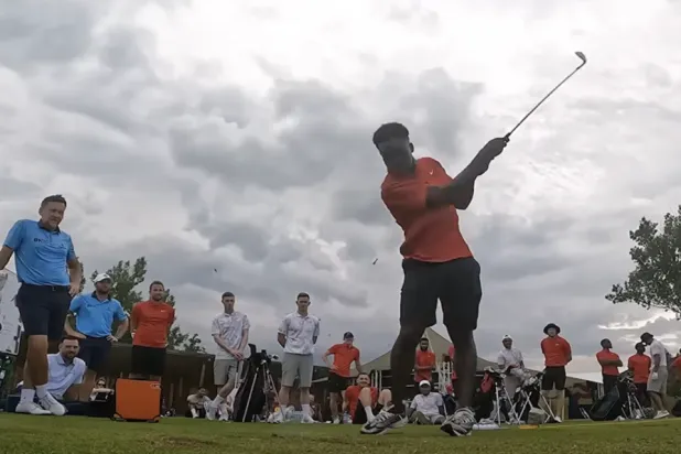 ساكا جرب حظَّه هذه المرة في تسديد مضرب الغولف (غولف دايغست)