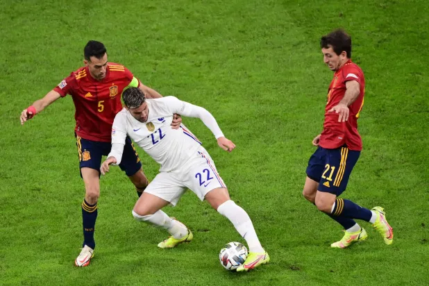 جانب من مواجهة سابقة بين فرنسا وإسبانيا (الشرق الأوسط)