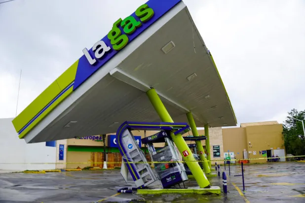 محطة وقود تضرّرت بسبب مرور إعصار «بيريل» في ولاية كوينتانا رو بالمكسيك (أ.ف.ب)