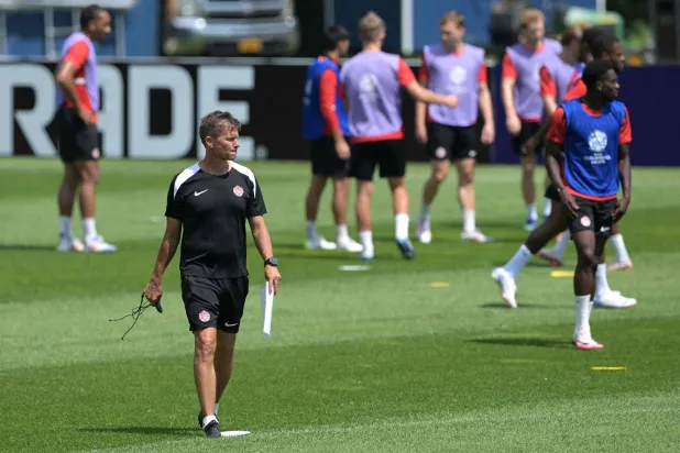 جيسي مارش يفكر في كيفية تجاوز أرجنتين ميسي (أ.ف.ب)