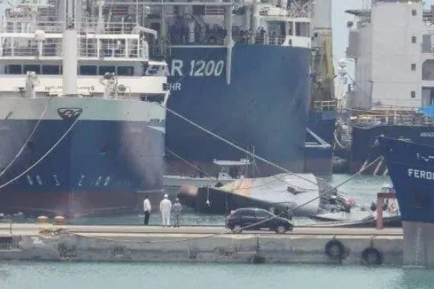 صورة نشرتها وسائل إعلام إيرانية لفرقاطة «سهند» الأحد الماضي قبل أن تغرق بالكامل قبالة ميناء بندر عباس