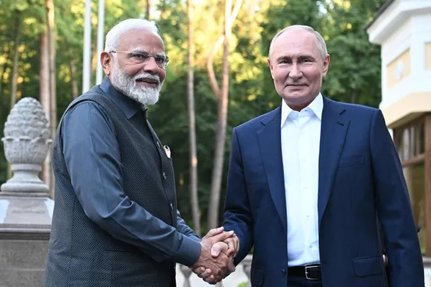 رئيس الوزراء الهندي ناريندرا مودي يصافح الرئيس الروسي فلاديمير بوتين خلال الزيارة لموسكو (أ.ف.ب)