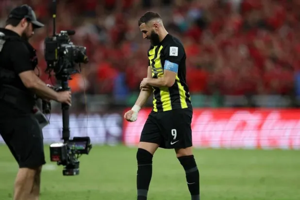 كريم بنزيمة ارتدى شارة القيادة في الموسم الماضي قبل أن يحصل عليها حجازي (رويترز)