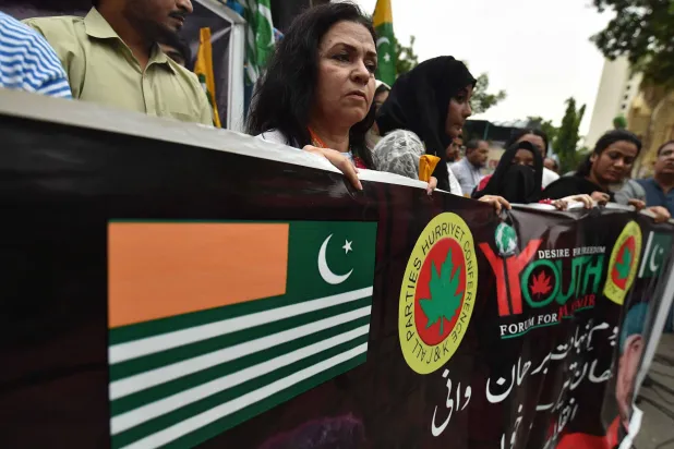 نشطاء منتدى الشباب من أجل كشمير يحملون لافتة خلال مسيرة حاشدة لإحياء الذكرى الثامنة لوفاة برهان واني الزعيم الانفصالي الكشميري الذي قُتل على يد قوات الأمن الهندية في كشمير الخاضعة للإدارة الهندية في كراتشي بباكستان (إ.ب.أ)