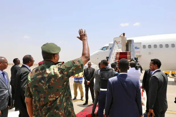 البرهان ملوحاً لآبي أحمد قبيل مغادرته (مجلس السيادة السوداني)