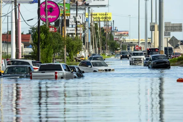 سيارات محاصرة في مياه الفيضانات بعد هطول أمطار غزيرة بسبب إعصار «بيريل» في هيوستن بولاية تكساس الأميركية في 8 يوليو 2024 (إ.ب.أ)