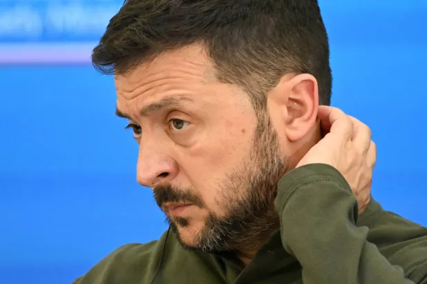 الرئيس الأوكراني فولوديمير زيلينسكي خلال مؤتمر صحافي مشترك مع رئيس الوزراء البولندي بعد محادثات في وارسو ببولندا الاثنين (أ.ف.ب)