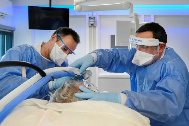 النمو السريع للشعر الأبيض الناعم في الأماكن التي عادة ما تكون خالية من الشعر قد يعني أنك تعاني حالة جلدية نادرة (رويترز)