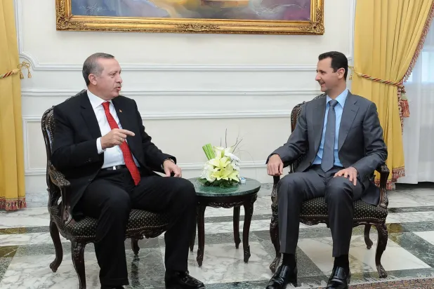 لقاء بين الرئيس السوري بشار الأسد ورئيس الوزراء التركي آنذاك رجب طيب إردوغان في حلب عام 2011 (أرشيفية - رويترز)