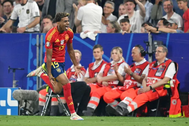 الإسباني لامين جمال ينطلق فرحاً بهدفه في مرمى فرنسا في نصف نهائي يورو 2024 (أ.ف.ب)