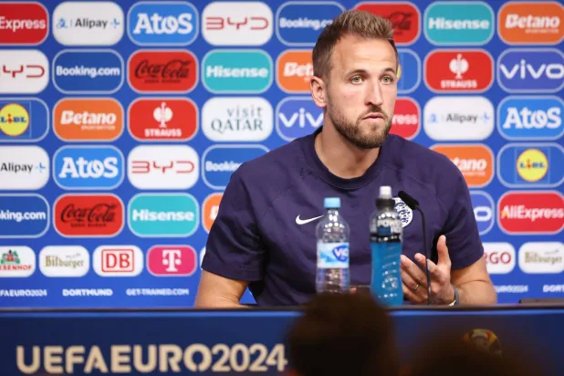 هاري كين خلال حديثه للصحفيين (د.ب.أ)