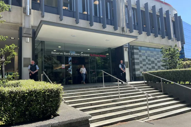مدخل بنك الاحتياطي النيوزيلندي في ويلينغتون (رويترز)