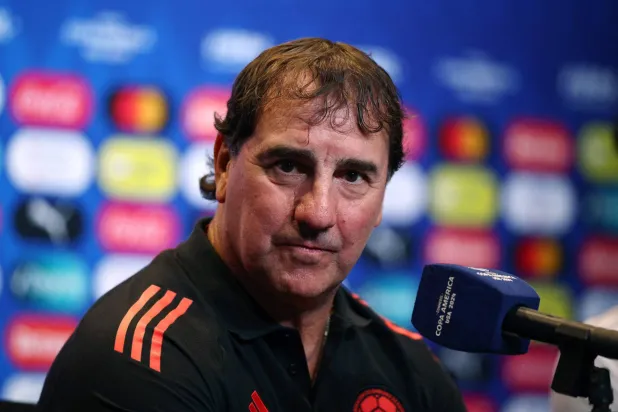 مدرب كولومبيا نيستور لورينزو خلال المؤتمر الصحافي لمواجهة أوروغواي (أ.ف.ب)