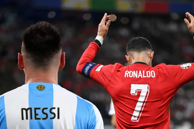 انفتحت جبهة جديدة في المنافسة التي تبدو أبدية بين ميسي ورونالدو (الشرق الأوسط)