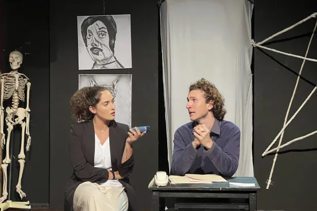 المسرحية «تخضّ» المتلقّي وتنسف توقّعاته حيال الانفعالات (الشرق الأوسط)