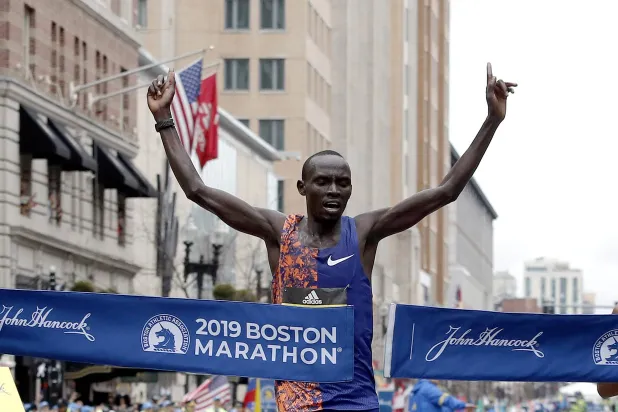 لورنس تشيرونو خلال فوزه بماراثون بوسطن 2019 (أ.ب)