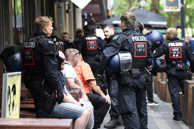 الشرطة الألمانية تضبط الأمور الأمنية عقب مشاجرة بين جماهير إنجلترا وهولندا في مطعم بدورتموند (رويترز)