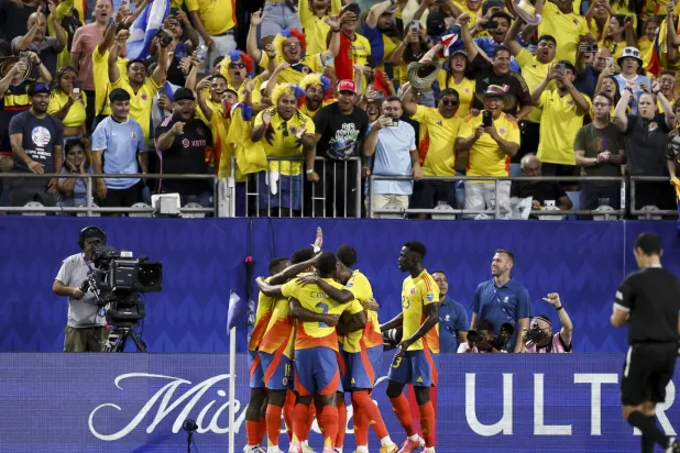 جاءت المباراة فوضوية أمام مدرجات ممتلئة في كارولاينا الشمالية (إ.ب.أ)