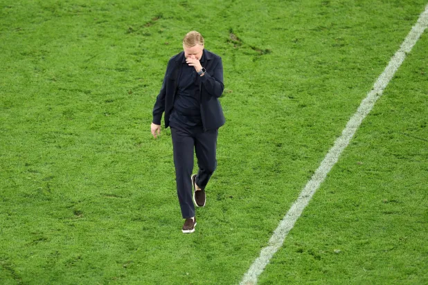 الحسرة بادية على كومان مدرب هولندا عقب الخروج (إ.ب.أ)