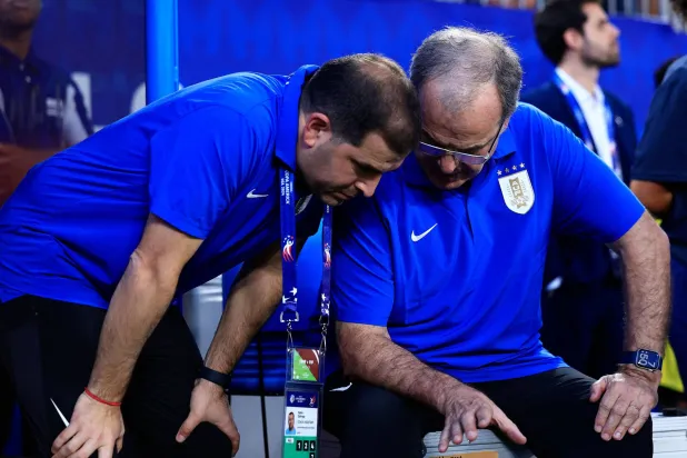 بيلسا قال إنهم لم يستثمروا الزيادة العددية أمام كولومبيا (أ.ف.ب)