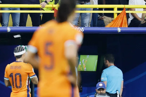 الحكم الألماني اتخذ قرار ركلة جزاء مثير للجدل بحسب الهولنديين (رويترز)