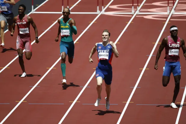 صراع ناري مرتقب الجمعة بين المتسابقين الثلاثة (رويترز)