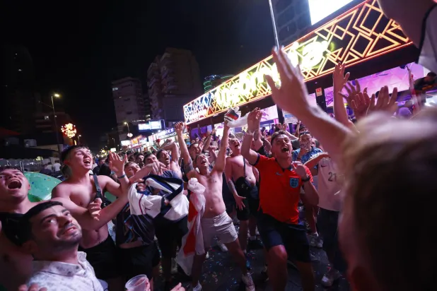 مشجعون إنجليز يحتفلون بتأهل بلادهم للنهائي (رويترز)