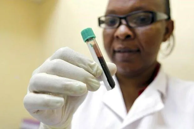 طبيبة تمسك بعينة دم أخذت من امرأة لفحص فيروس نقص المناعة البشرية (أرشيف - رويترز)