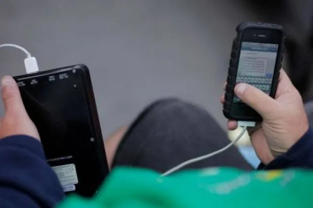 يرتكب كثير من الأشخاص أخطاء شائعة عند شحن هواتفهم (رويترز)