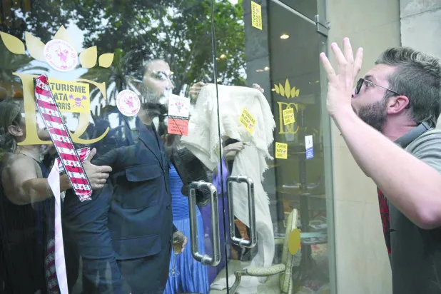 متظاهرون في برشلونة يتسببون بأعمال شغب ضد السياح أدت إلى إقفال المطاعم (أ.ف.ب)