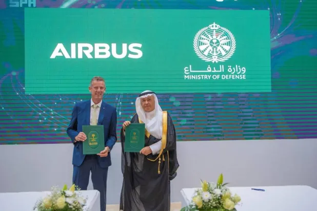 مساعد وزير الدفاع للشؤون التنفيذية الدكتور خالد البِياري والرئيس التنفيذي للقدرة الجوية جون بريس دومونت في شركة إيرباص للدفاع والفضاء (واس)