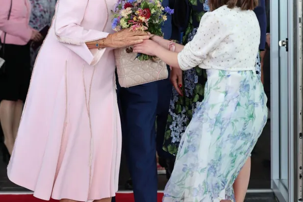 الملكة القرينة لبريطانيا تطلق على جرو اسم حفيدها