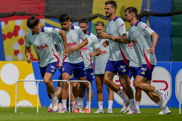 يستعد منتخبا إنجلترا وإسبانيا للمباراة النهائية لكأس أمم أوروبا (أ.ب)
