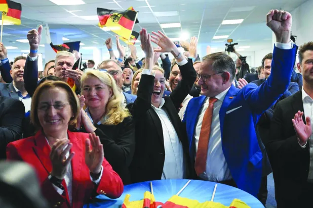 زعيما حزب «البديل لألمانيا» أليس فايدل وتينو شروبالا يحتفلان بحصول حزبهما على 16 % من الأصوات في ألمانيا بالانتخابات الأوروبية (أ.ف.ب)