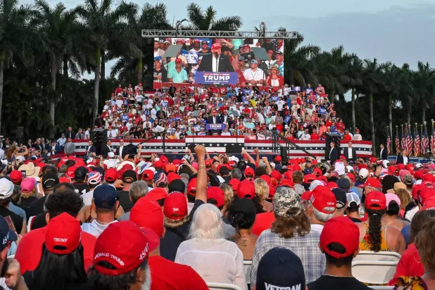 الرئيس الأميركي السابق والمرشح الرئاسي الجمهوري دونالد ترمب يتحدث خلال تجمع حاشد في دورال بفلوريدا (أ.ف.ب)